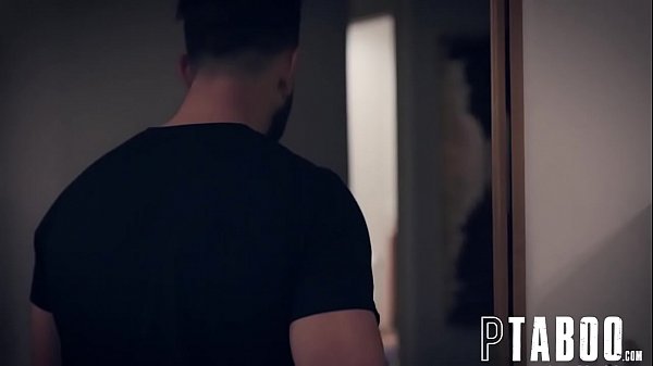 Бездомная тинка Lisey Sweet преследует семьянина, проявившего доброту